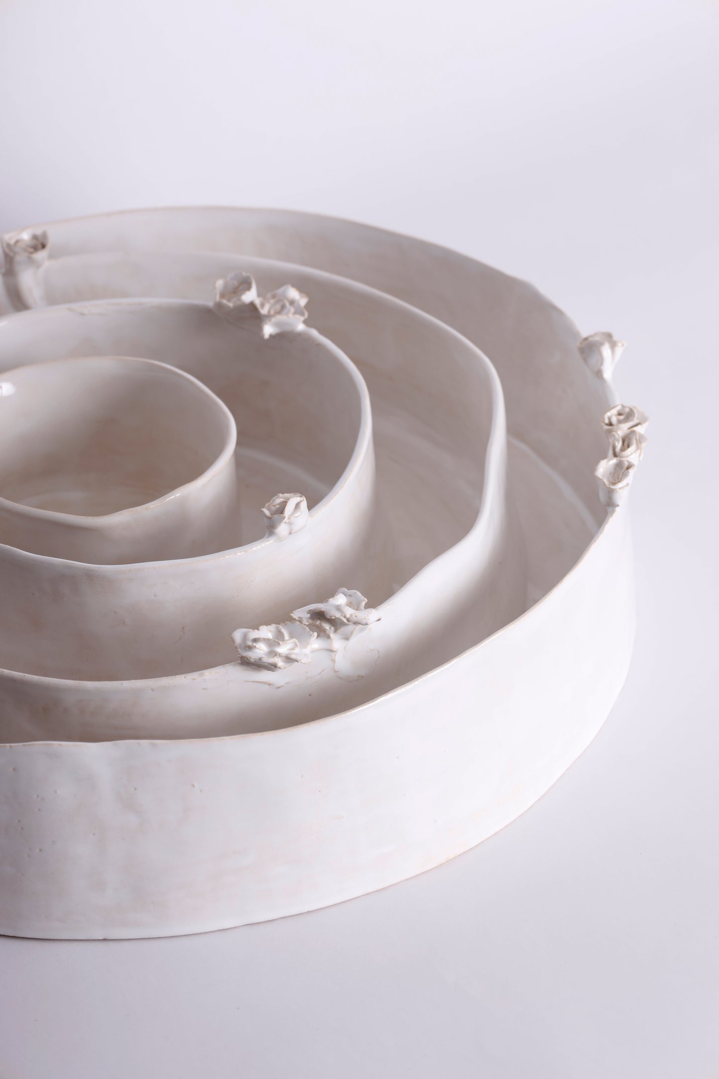 White Set of Platters with Flowers