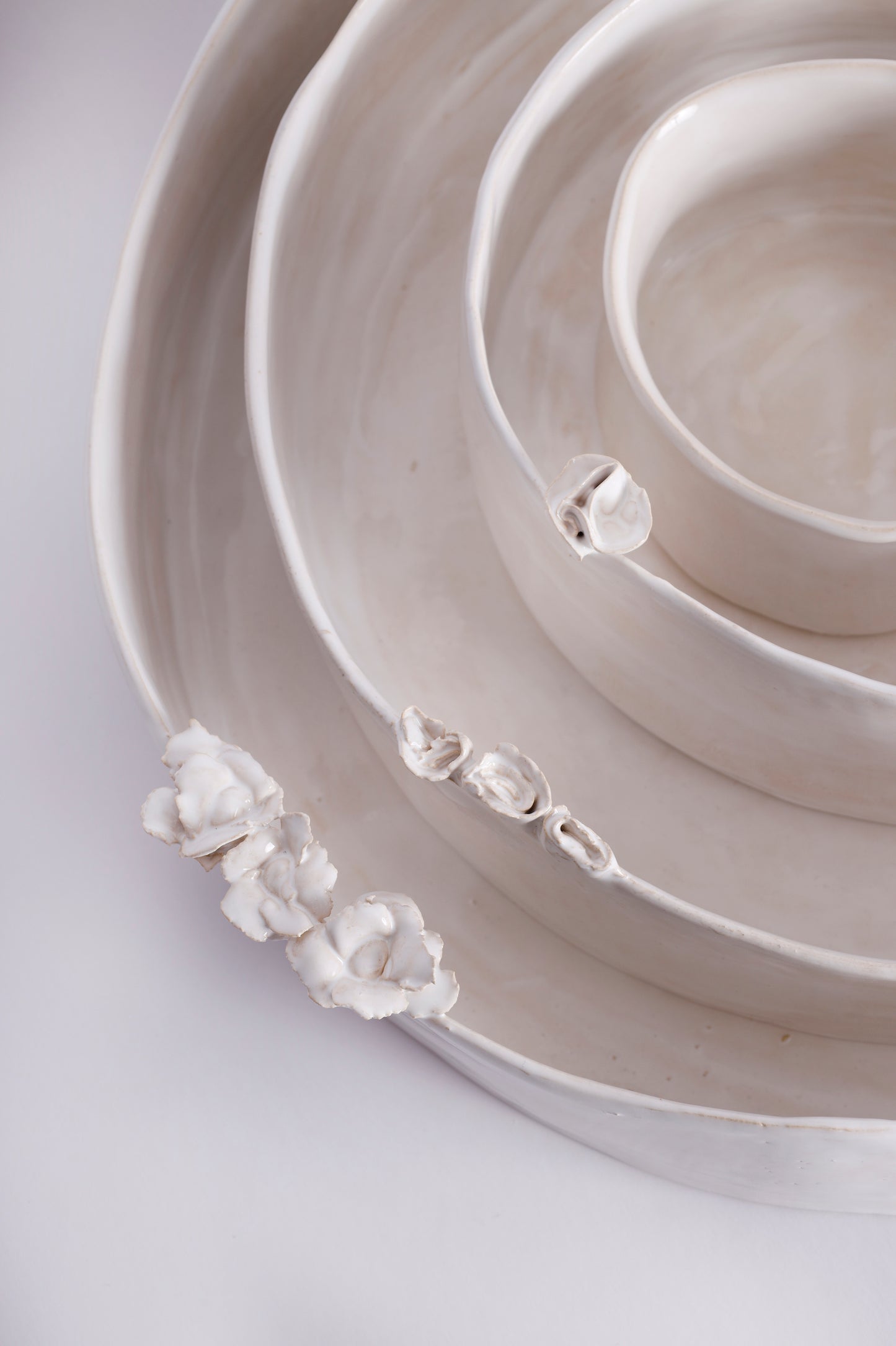 White Set of Platters with Flowers