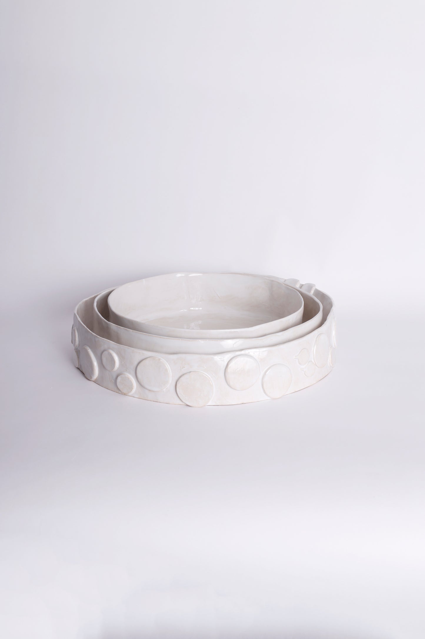 White Set of Platters with Pattern